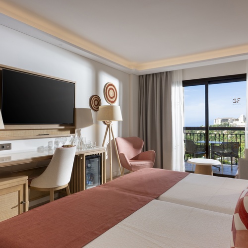 una habitación de hotel con una cama y una televisión