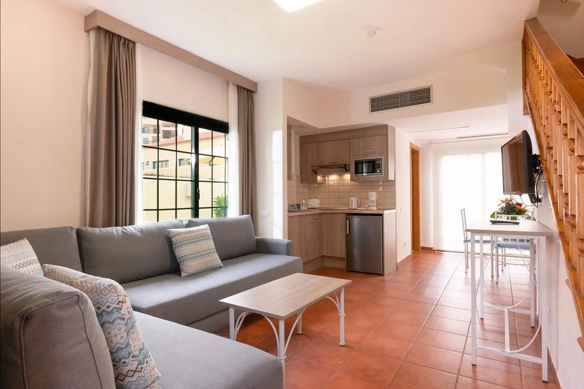 una sala de estar con un sofá y una mesa