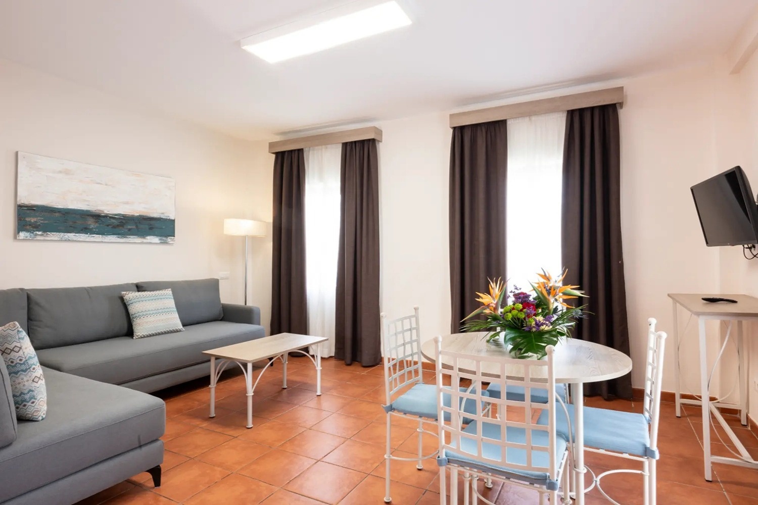 una sala de estar con un sofá y una mesa de comedor