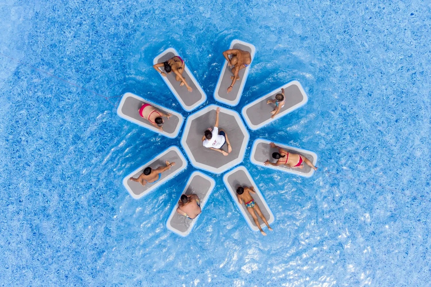 una playa con un árbol y un barco en el fondo