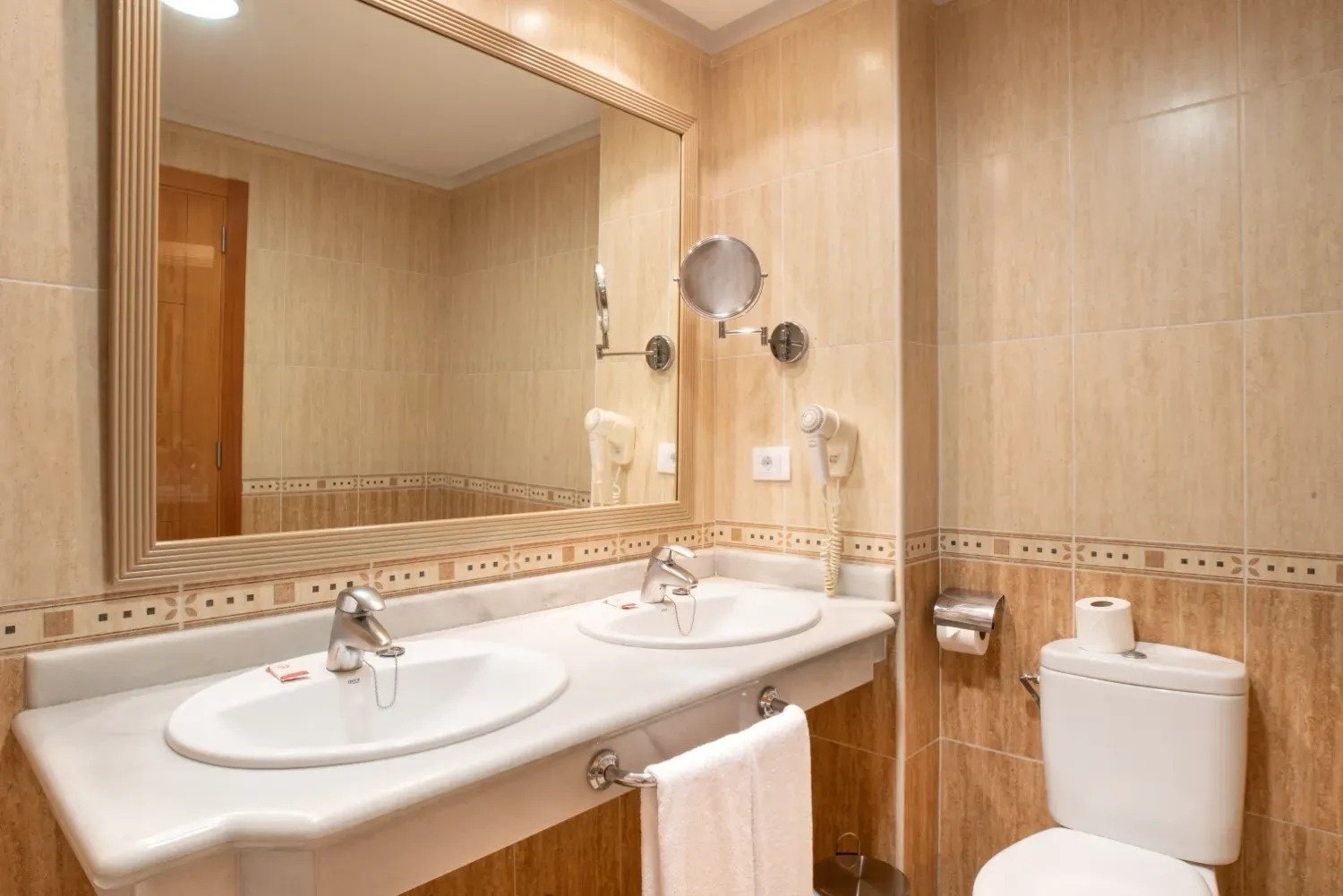 un baño con dos lavabos y un inodoro