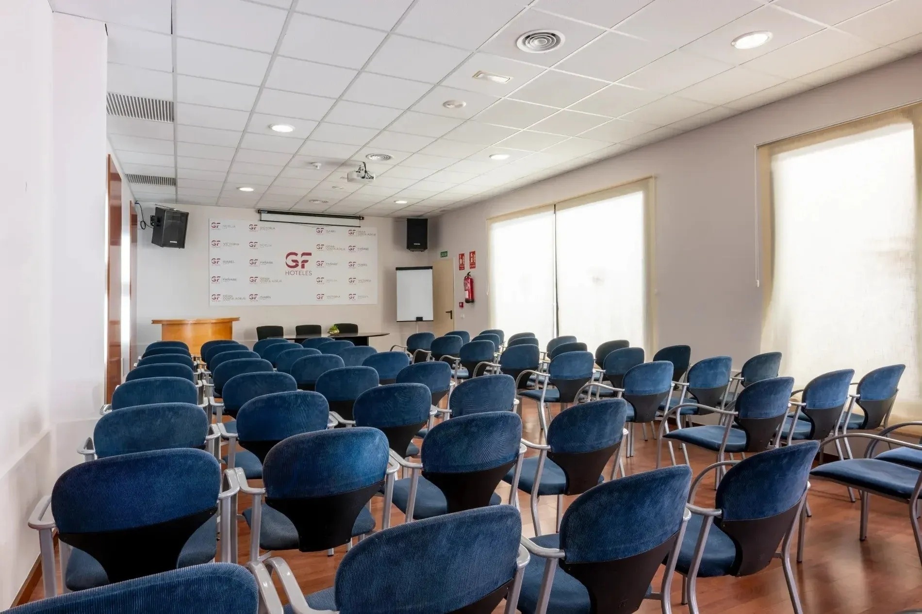 una habitación llena de mesas y sillas en un restaurante