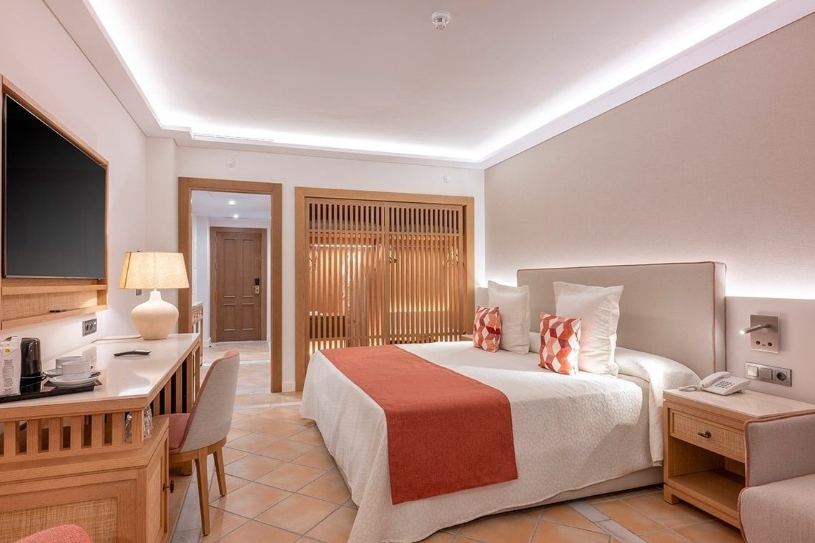 una habitación de hotel con dos camas y una televisión