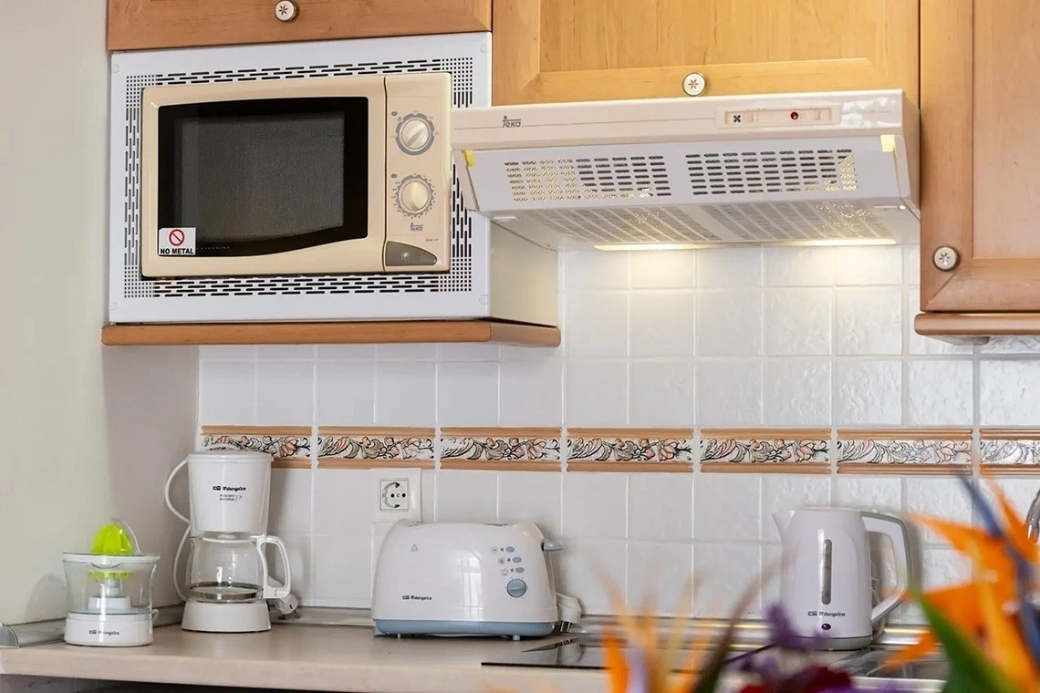 una cocina con un microondas y una tostadora