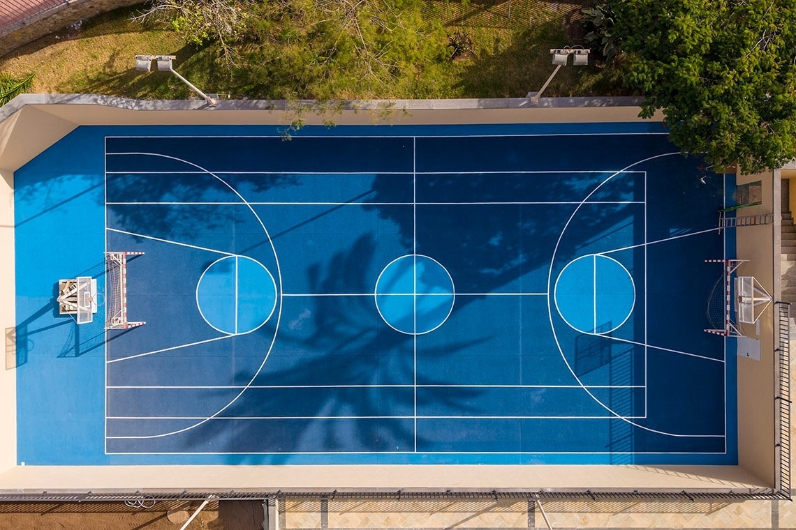 una mesa con copas de vino y un espejo con la palabra ajaj en la pared