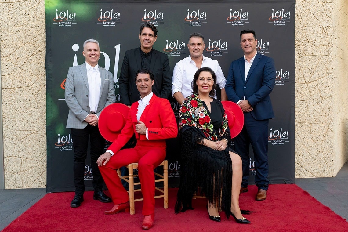 Grupo Fenicia Corporativa event with flamenco performers and attendees.