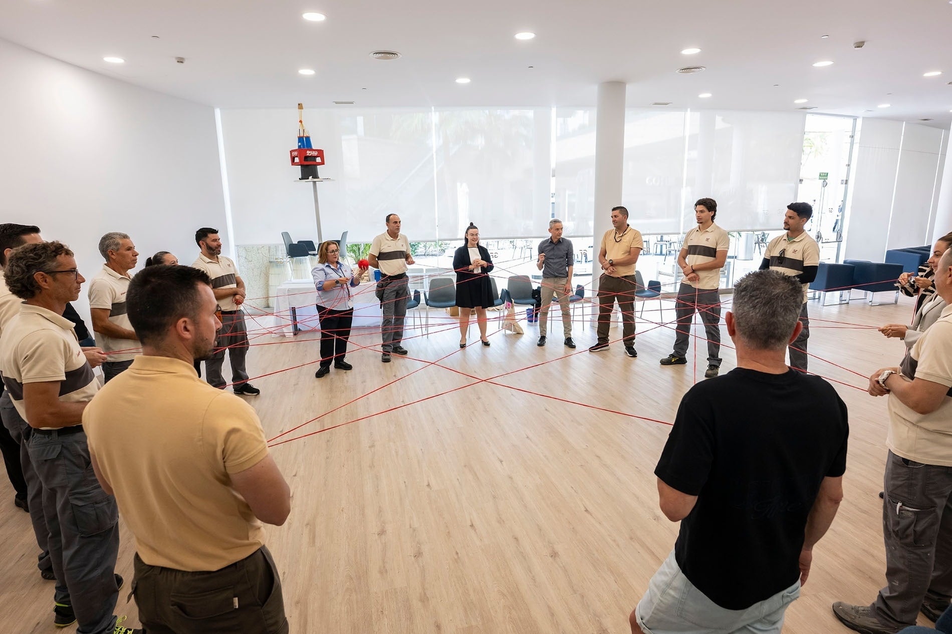 Instructor dirige clase de yoga al aire libre para GF: Corporativa en hotel.