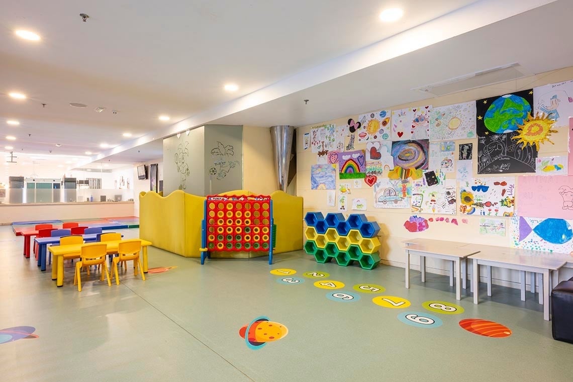 una mesa con copas de vino y un espejo con la palabra ajaj en la pared