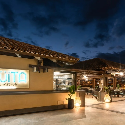 el restaurante aguila está iluminado por la noche