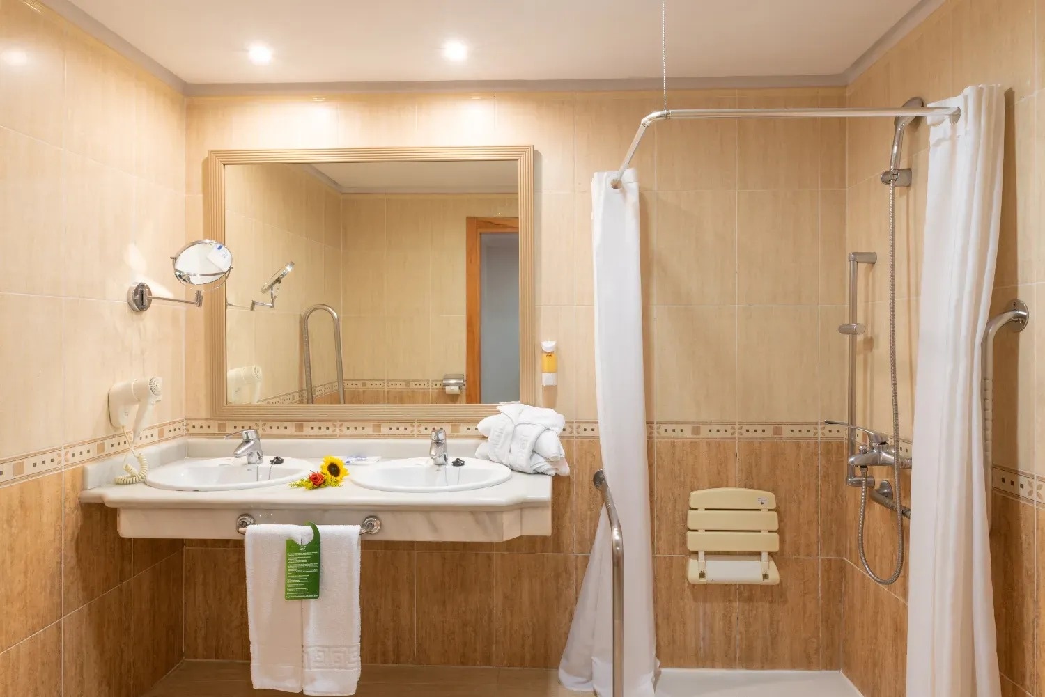 un baño con dos lavabos y una silla de ducha