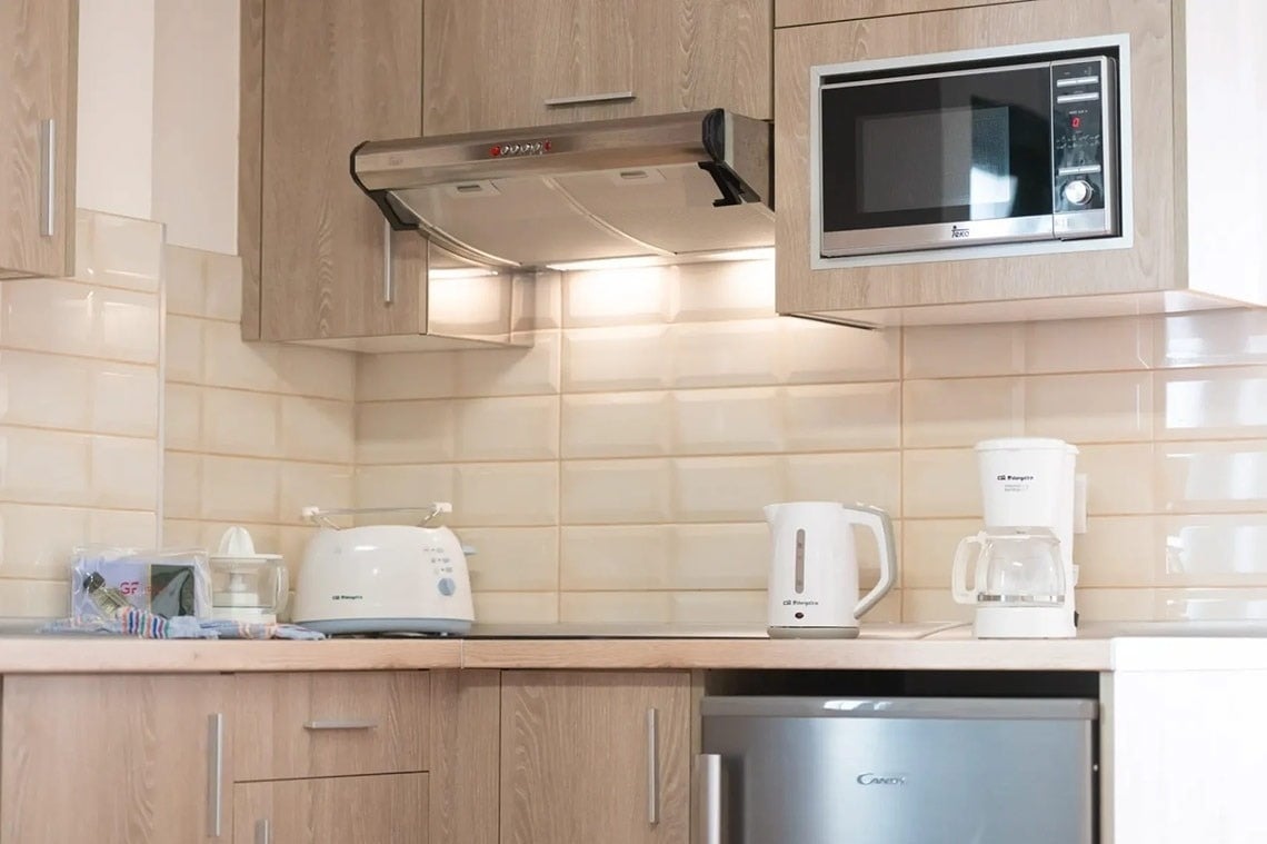 una cocina con una tostadora y una cafetera