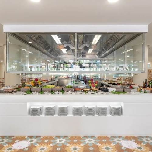 un buffet en un restaurante con platos y verduras