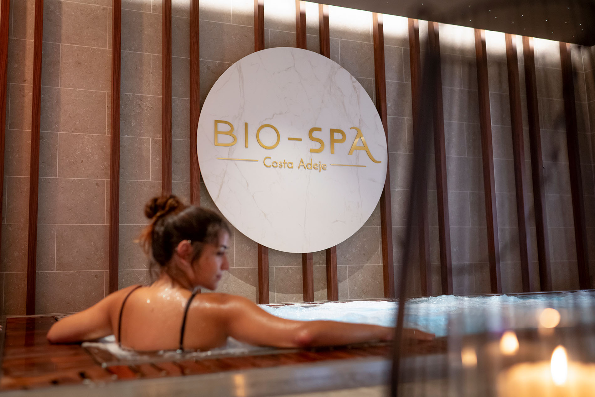 Masaje con piedras calientes para una experiencia relajante. GF: Corporativa.