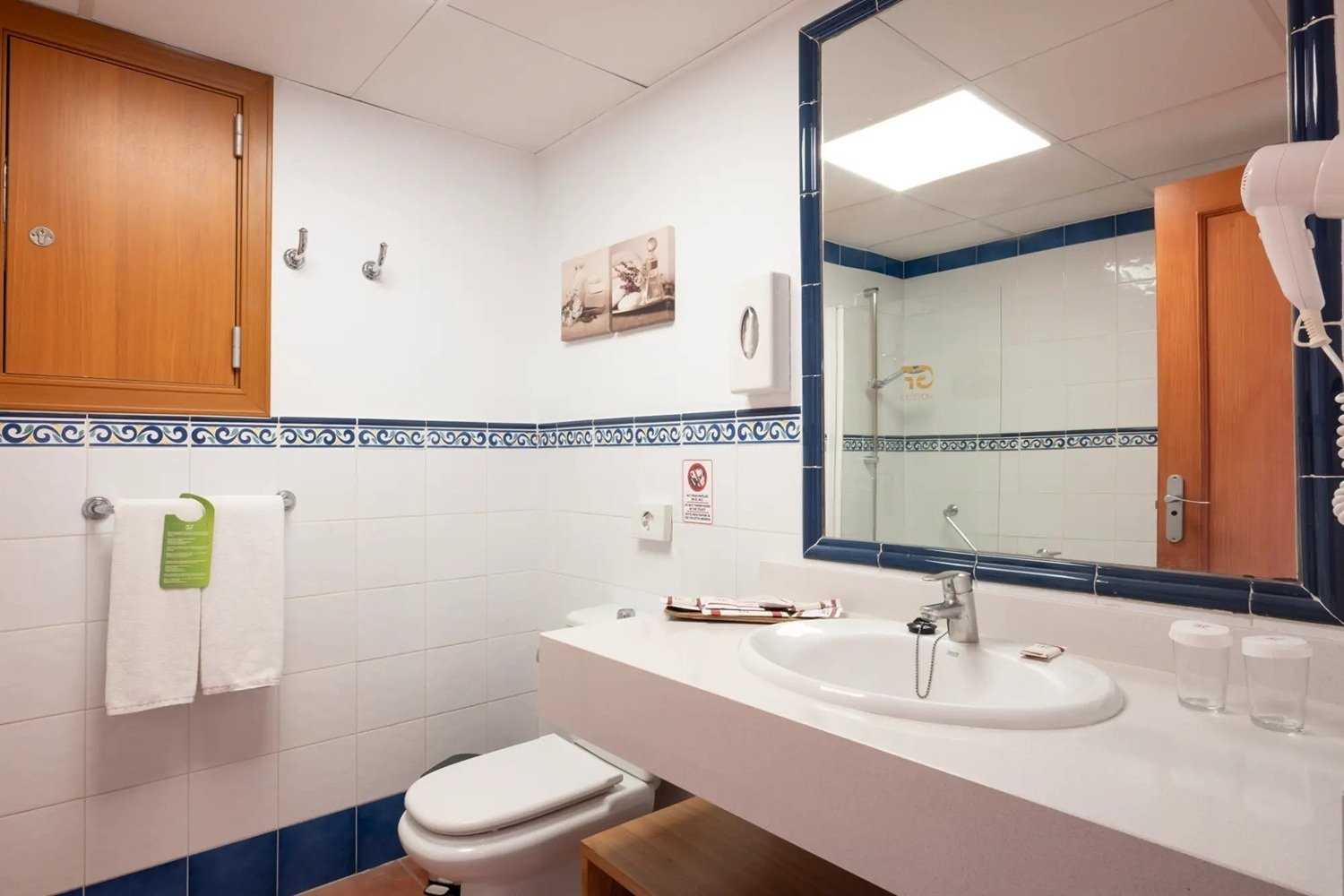 un cuarto de baño con un inodoro y un lavabo