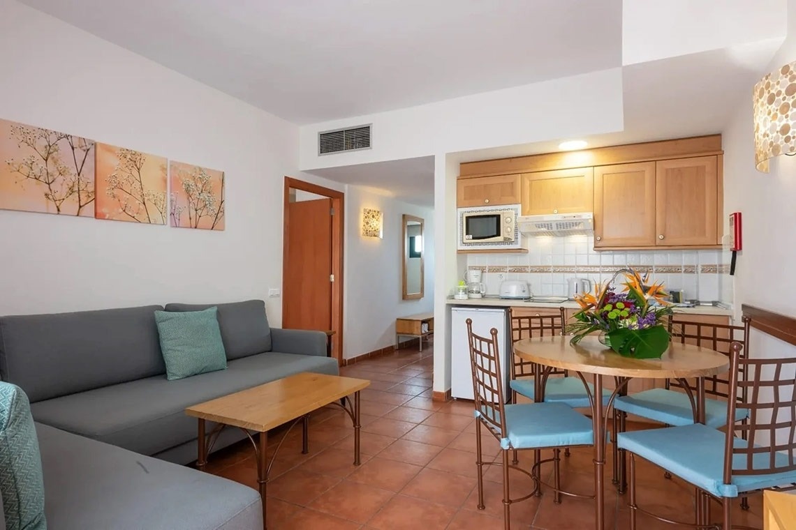 una sala de estar con un sofá y una mesa de comedor