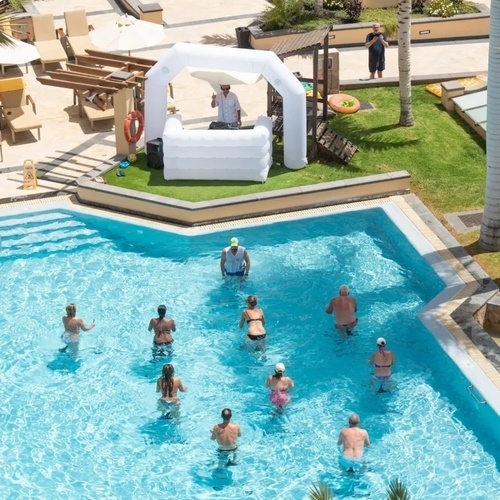 un grupo de personas están nadando en una piscina