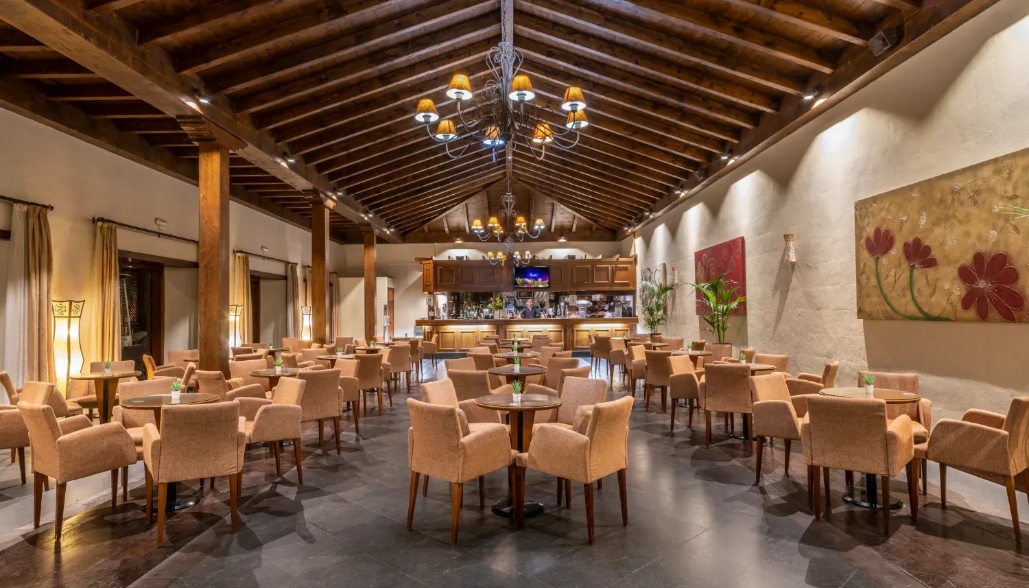 un restaurante con muchas mesas y sillas y un bar