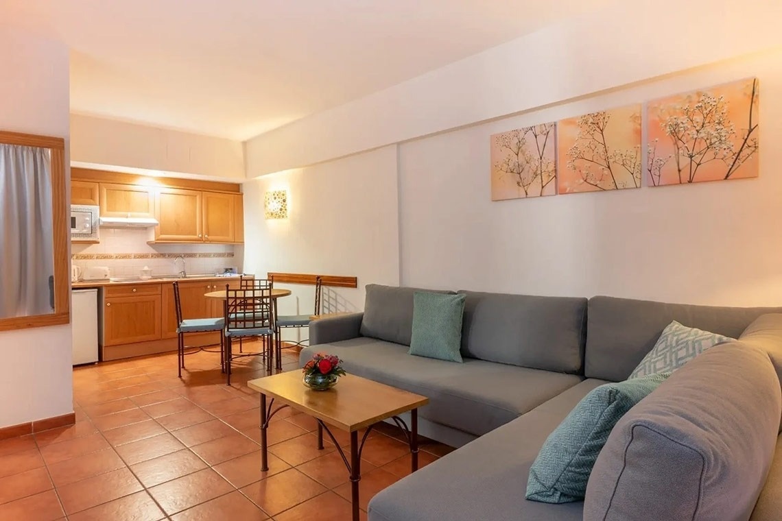 una sala de estar con un sofá y una mesa de comedor