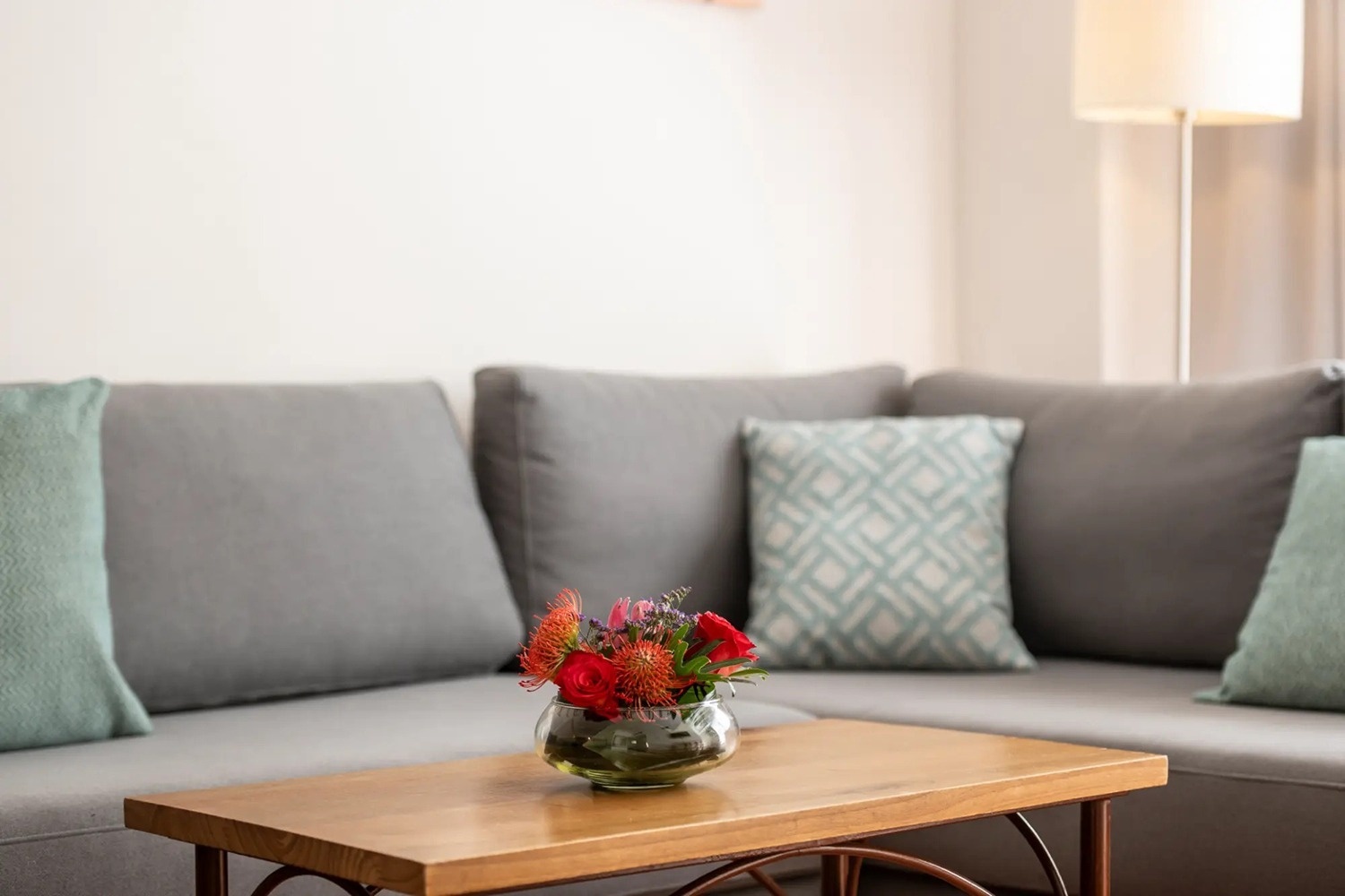 una mesa de madera con un jarrón de flores encima