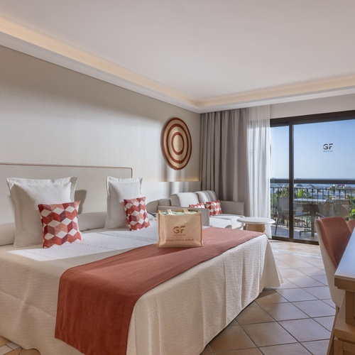 una habitación de hotel con una cama y una televisión