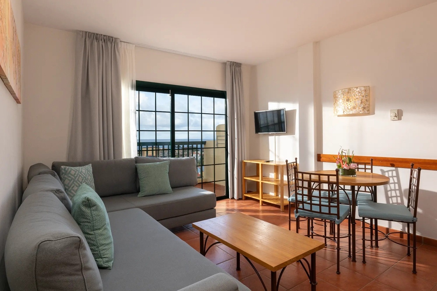 una sala de estar con un sofá y una mesa de comedor