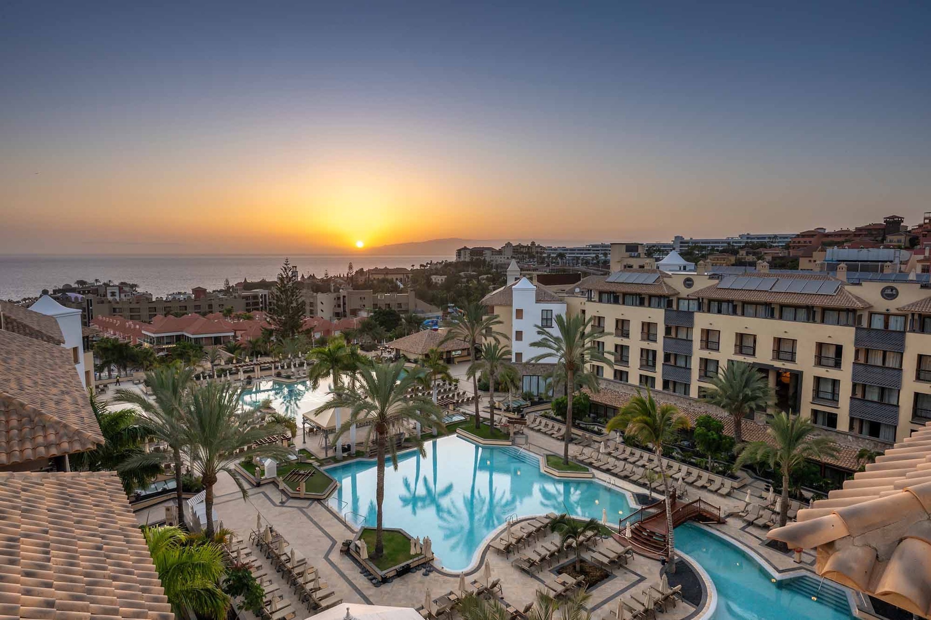 un buffet en un restaurante con platos y verduras