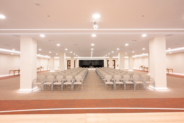 Salón de eventos GF: Victoria listo para conferencias, mesas vestidas y sillas.