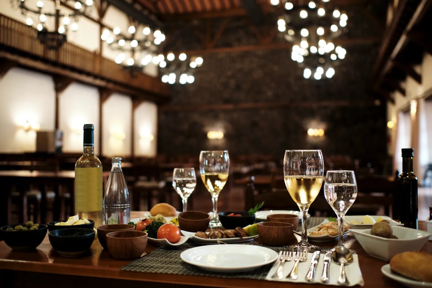 una mesa con platos y copas de vino en un restaurante
