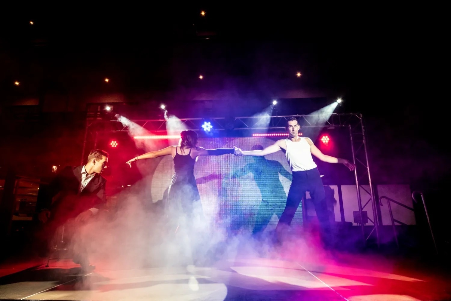 una playa con un árbol y un barco en el fondo