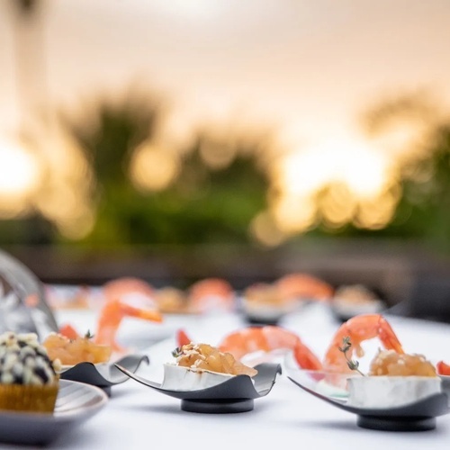 un primer plano de un plato de comida en una mesa