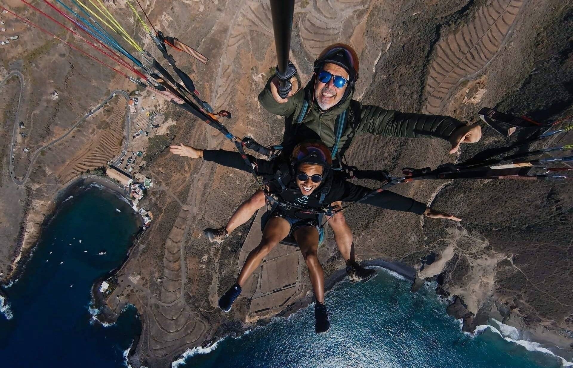 una hoja en forma de corazón está en la playa