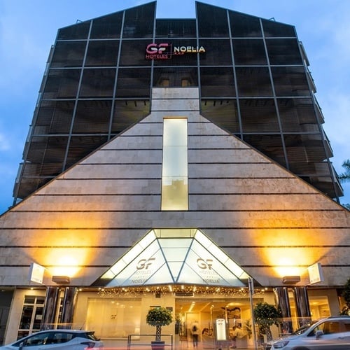 un edificio en forma de pirámide con la palabra noelia en la parte superior