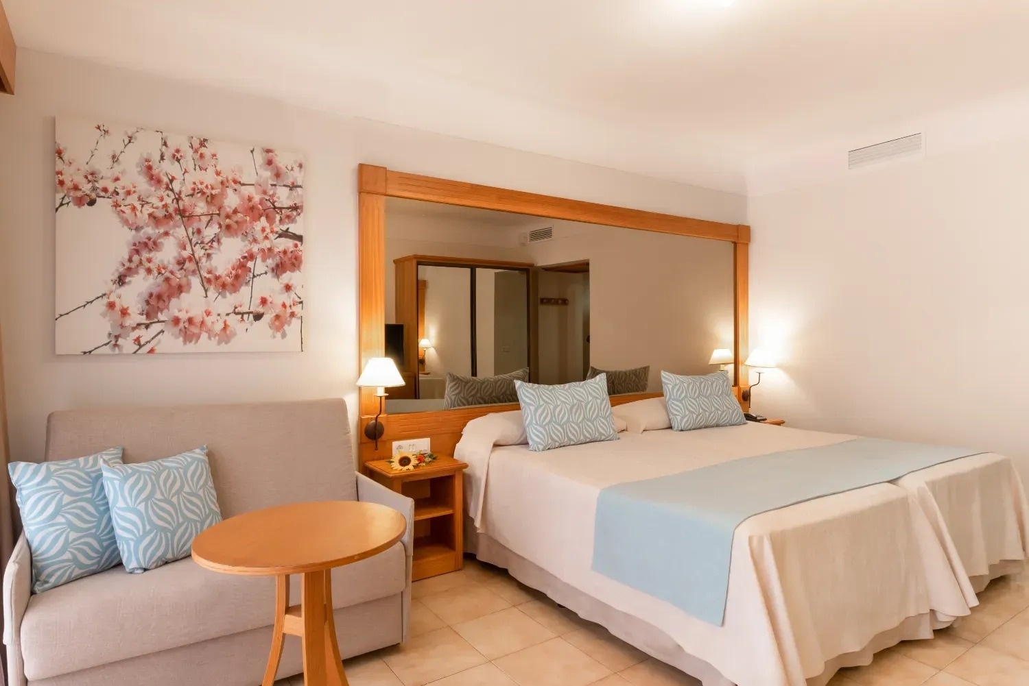 una habitación de hotel con una cama y un sofá