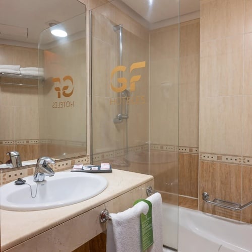 un cuarto de baño con una bañera y un lavabo