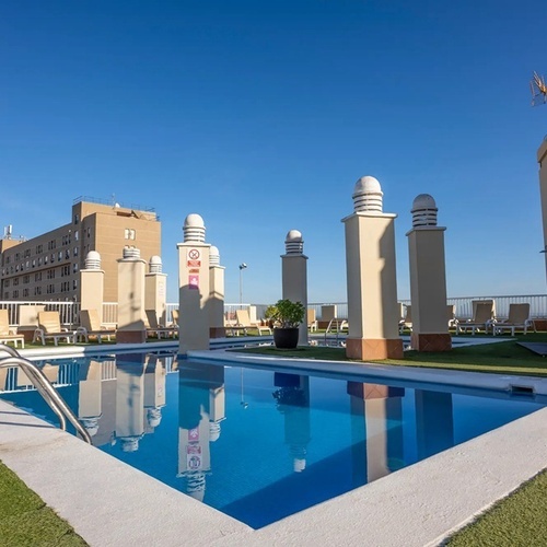 una piscina al aire libre con una señal que dice 