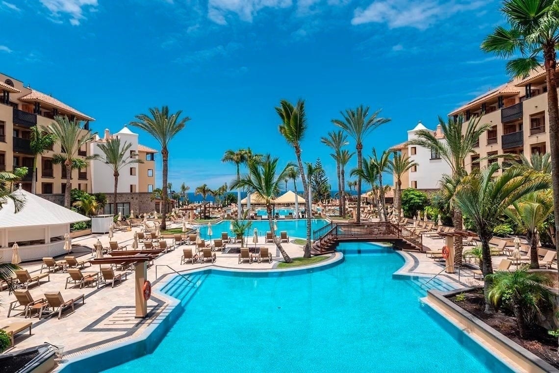 un buffet en un restaurante con platos y verduras