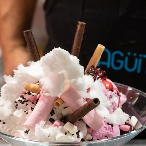 un primer plano de un helado con algodón de azúcar