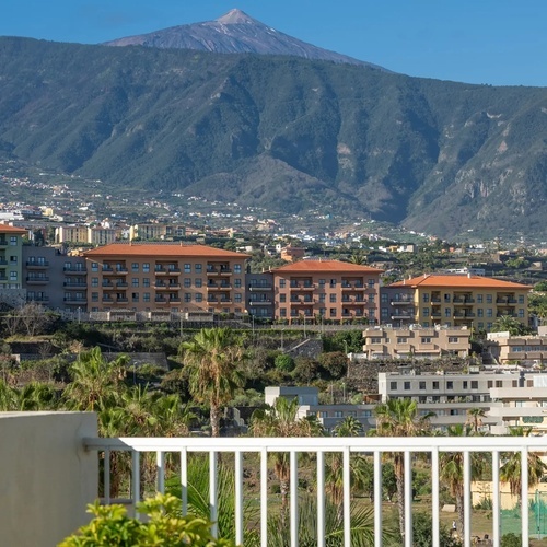 una vista de una ciudad con montañas en el fondo