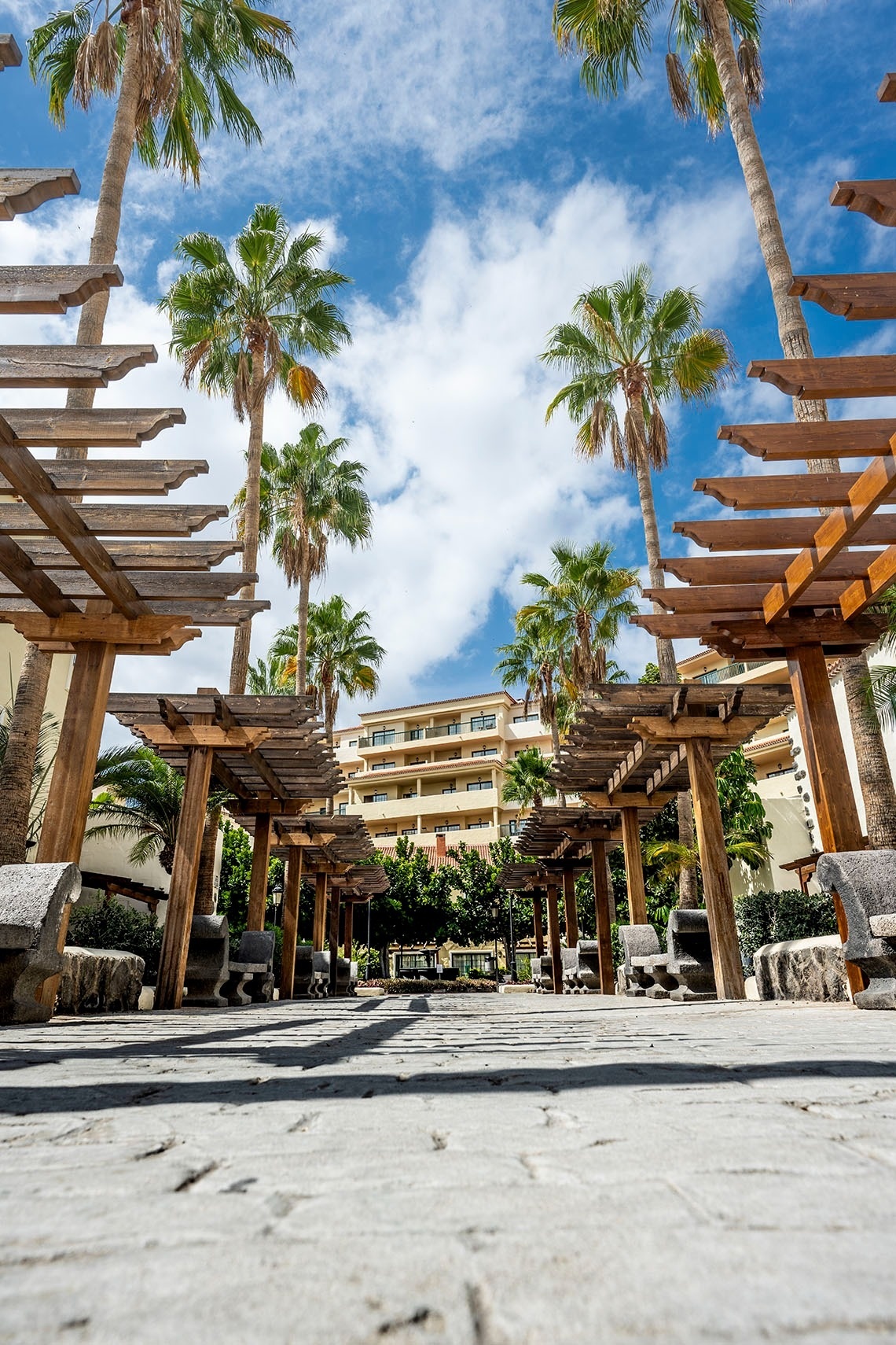 una habitación llena de mesas y sillas en un restaurante