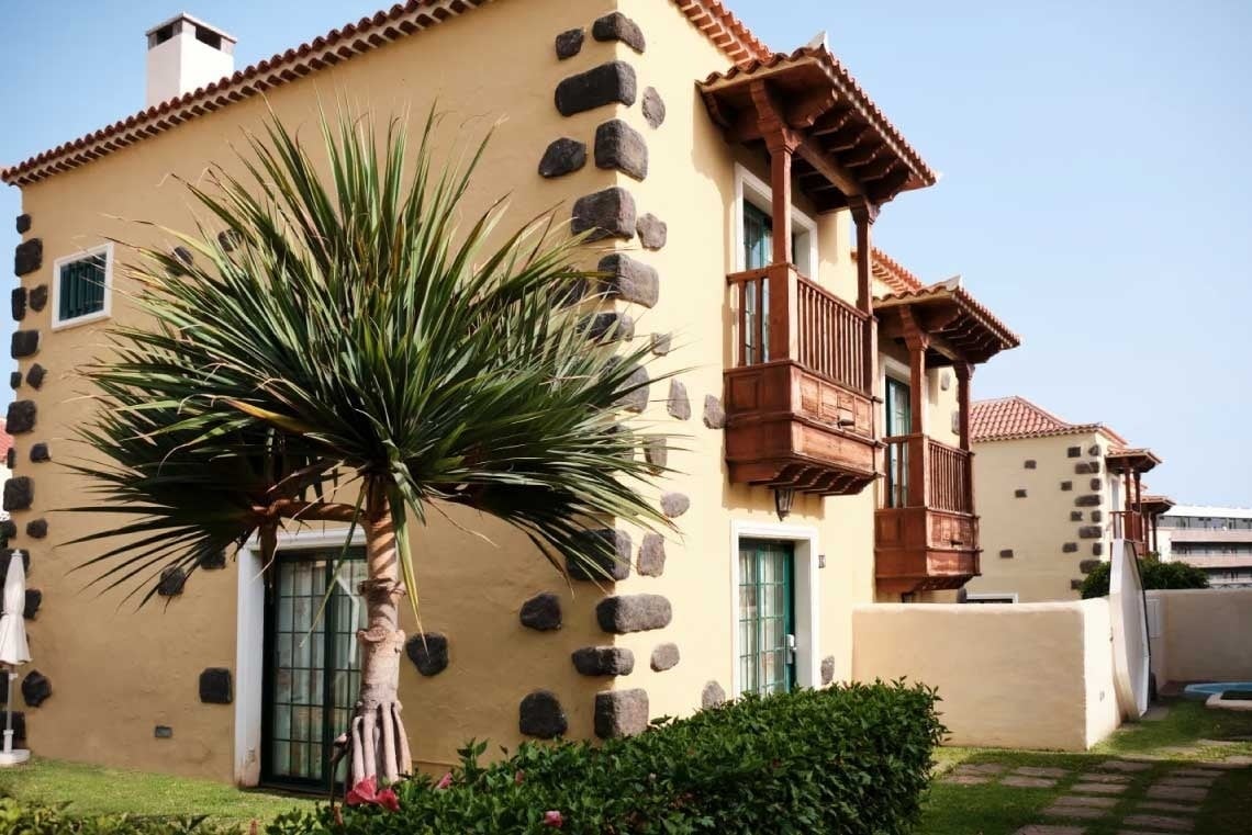 un dormitorio con una cama y dos mesitas de noche