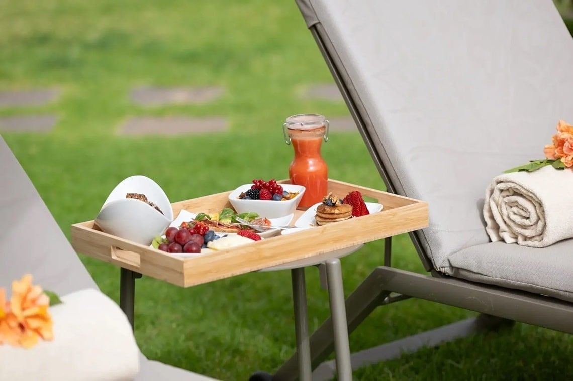 una bandeja de madera con comida y bebida sobre una mesa