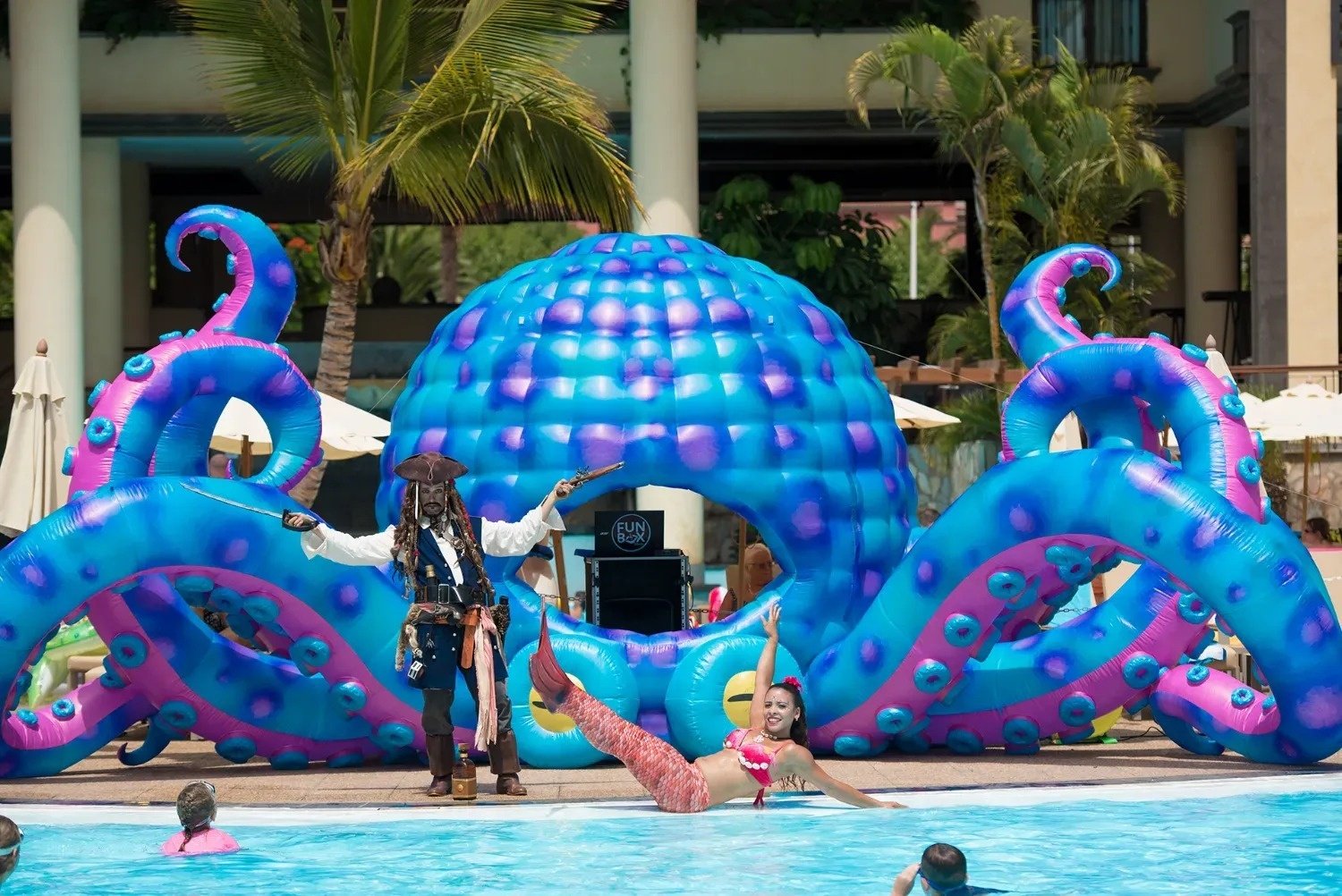 un hombre sin camisa está parado en una cueva junto al océano