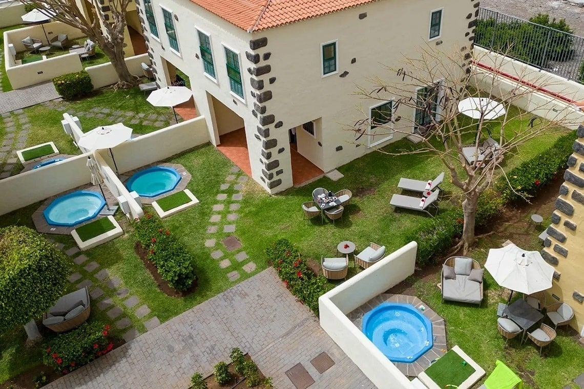 una vista aérea de un patio con jacuzzis y muebles