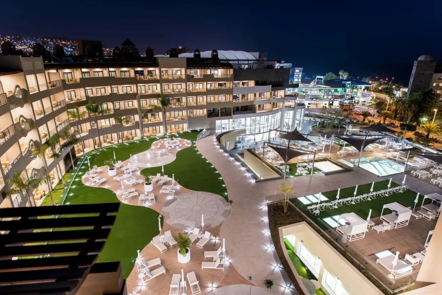 una vista aérea de un gran hotel por la noche