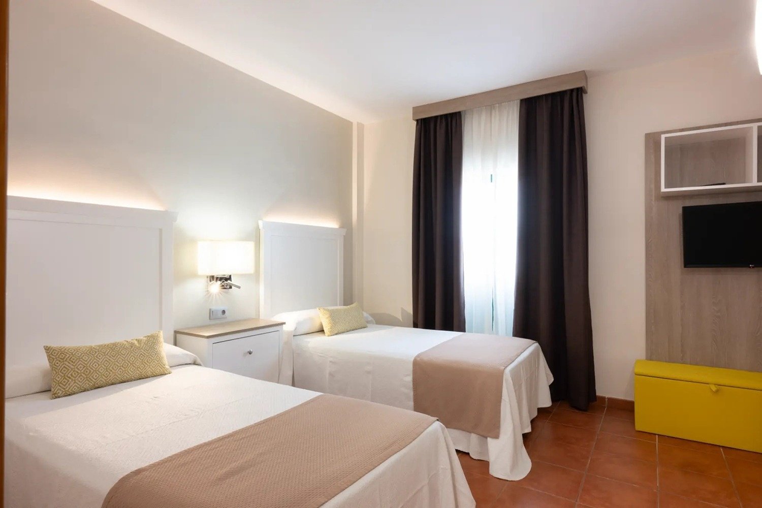 una habitación con dos camas y una televisión