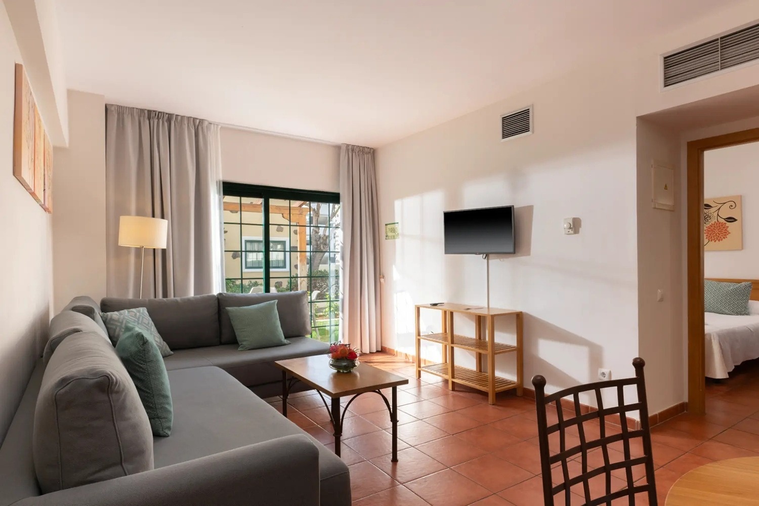 una sala de estar con un sofá y una televisión