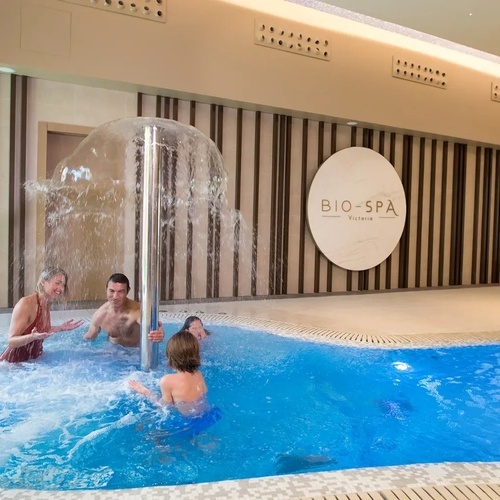 una familia se relaja en una piscina en el bio-spa