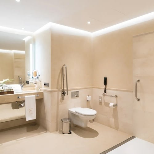 una habitación de hotel con un inodoro y una ducha