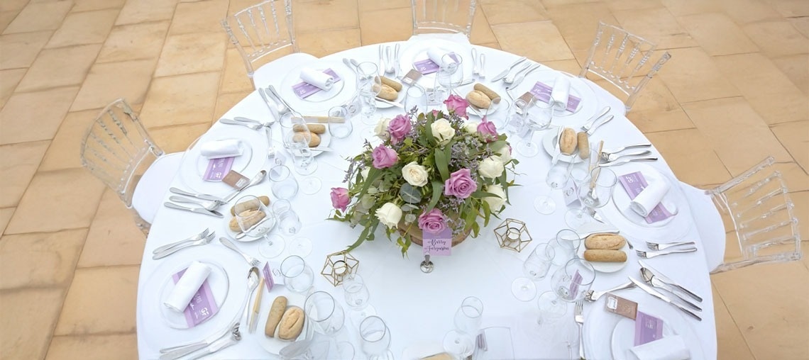 una hoja en forma de corazón está en la playa