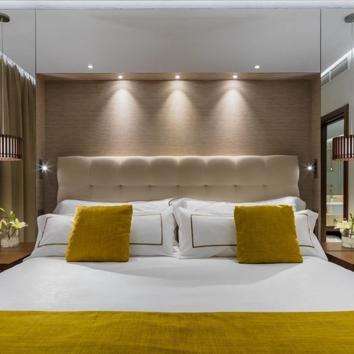 un dormitorio con una cama y dos mesitas de noche